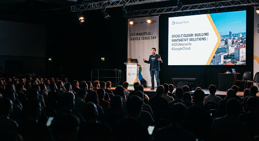 Un intervenant présente une conférence Google Cloud devant le public